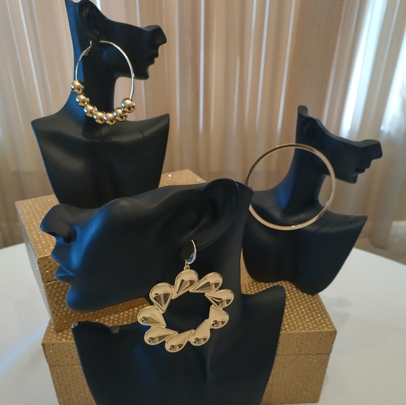 I have a variety of earrings that I'm selling for $5 to make room for more inven - Picture 6 of 10